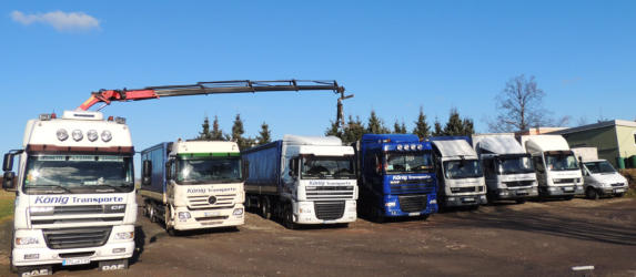 Unser Fuhrpark: Vom Transporter über verschiedene LKW's bis zum Hängerzug mit Ladekran